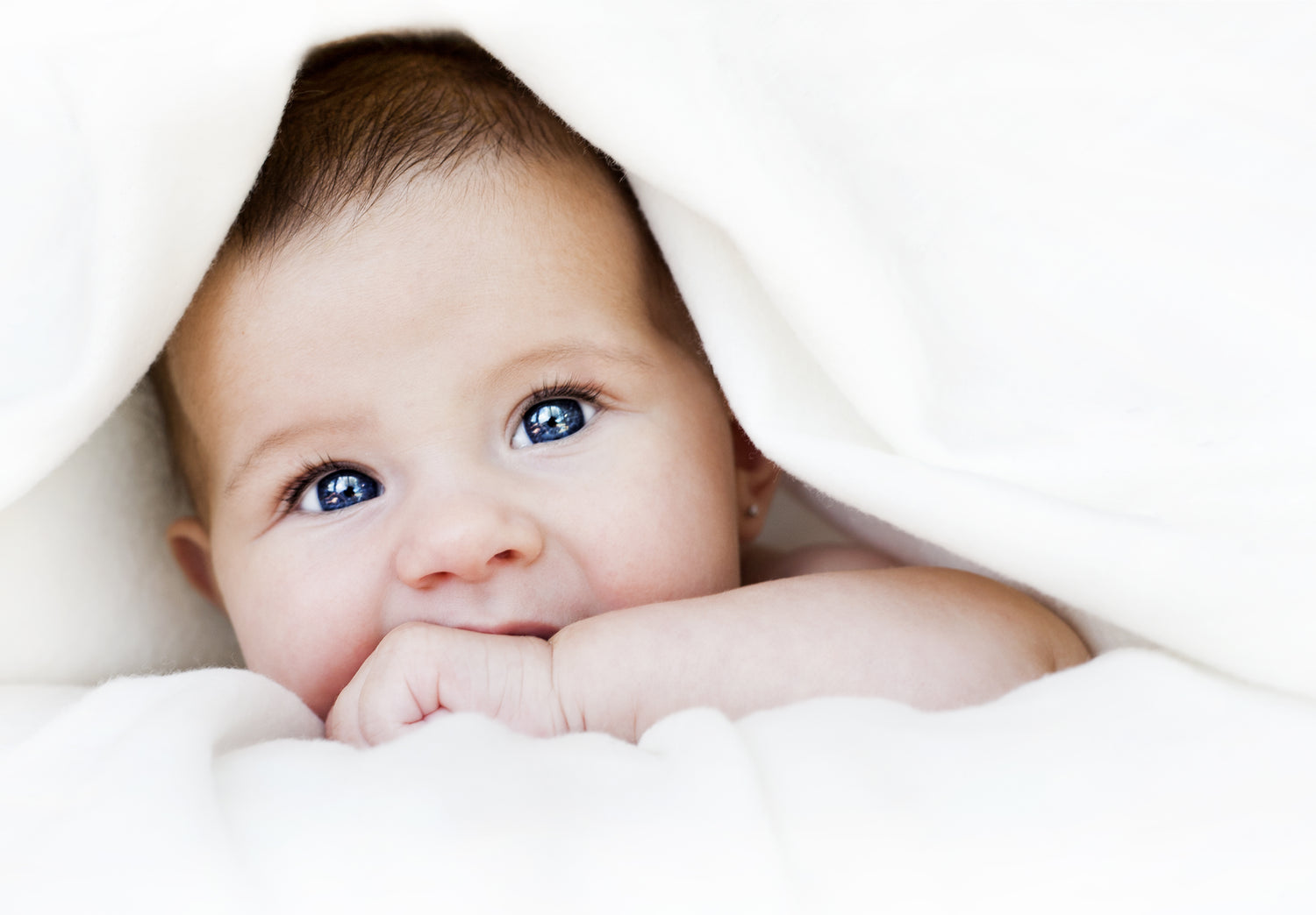 a baby with a blanket on his head, kūdikis au antklode ant galvos žydromis akimis