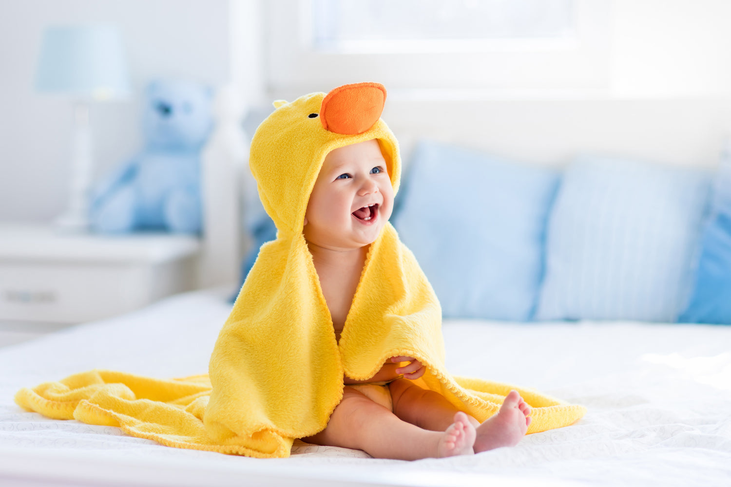 sitting baby with duck towel, sėdintis kūdikis su ančiuko ranksluoščiu 